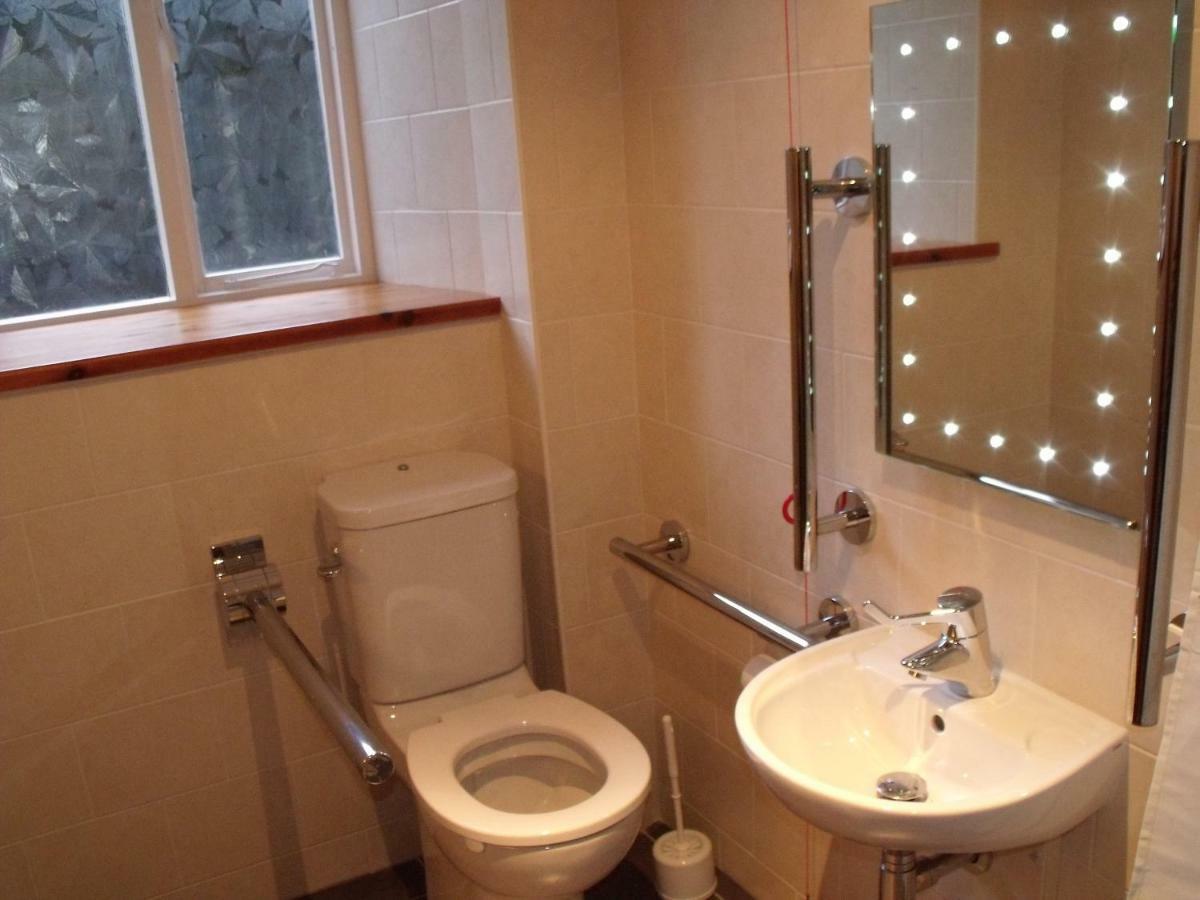 Cosy Ground Floor Disabled Friendly Room In Farm House Llandderfel 外观 照片